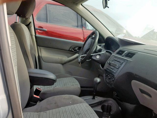 1FAFP34N87W142915 - 2007 FORD FOCUS ZX4 SILVER photo 5