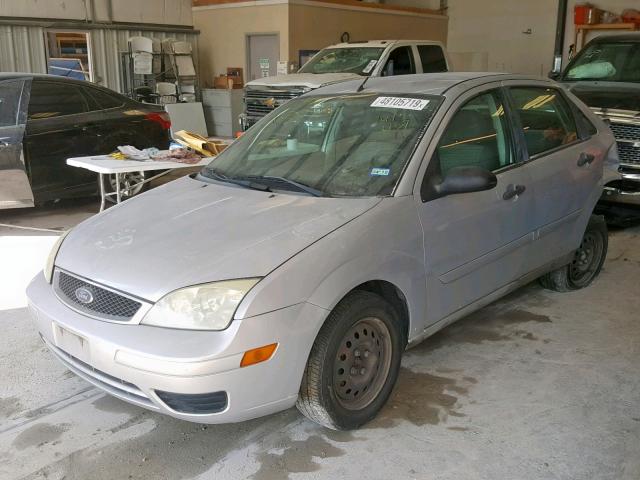 1FAFP34N47W141437 - 2007 FORD FOCUS ZX4 GRAY photo 2