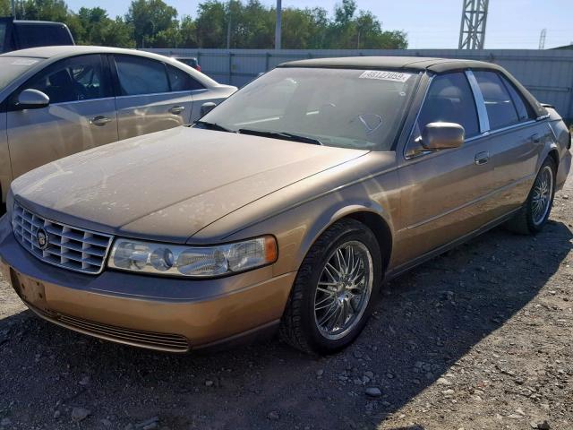 1G6KS54Y7WU903282 - 1998 CADILLAC SEVILLE SL GOLD photo 2