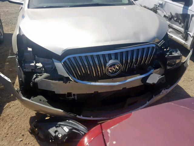 1G4GA5G30GF244937 - 2016 BUICK LACROSSE SILVER photo 9