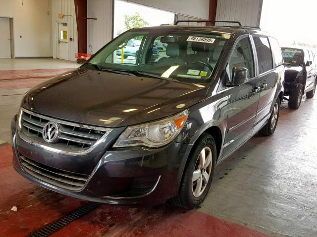 2V4RW3DG8BR695499 - 2011 VOLKSWAGEN ROUTAN SE GRAY photo 2