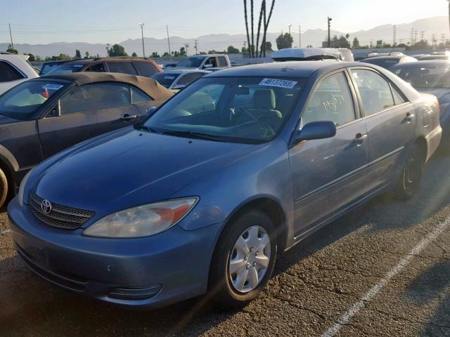 4T1BE32K12U575080 - 2002 TOYOTA CAMRY LE BLUE photo 2