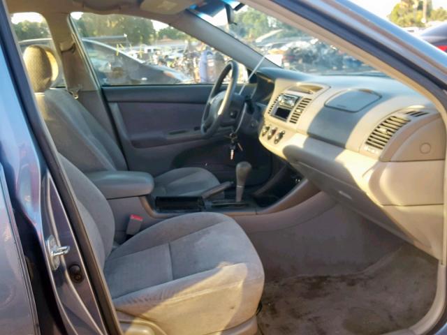 4T1BE32K12U575080 - 2002 TOYOTA CAMRY LE BLUE photo 5