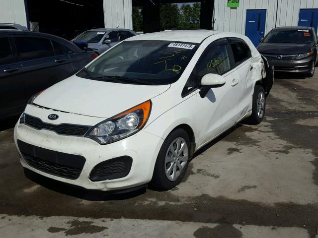 KNADN5A31F6428817 - 2015 KIA RIO EX WHITE photo 2