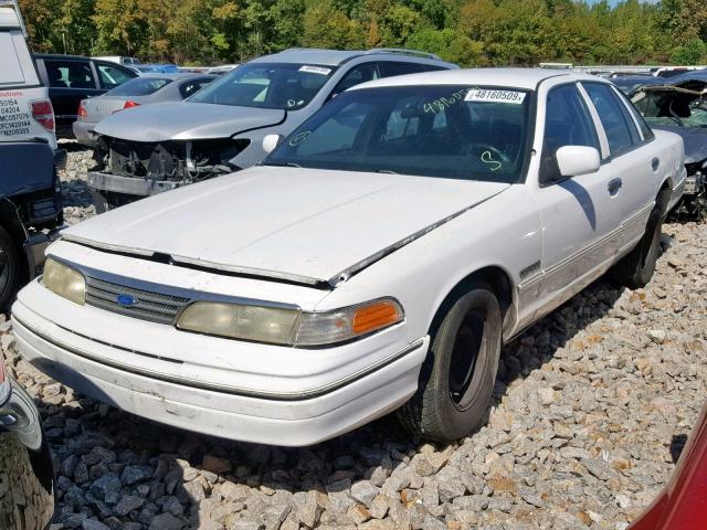 2FACP71W0PX133783 - 1993 FORD CROWN VICT WHITE photo 2