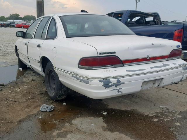 2FACP71W0PX133783 - 1993 FORD CROWN VICT WHITE photo 3