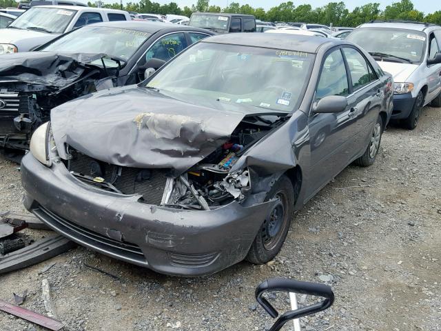 4T1BE32K35U516648 - 2005 TOYOTA CAMRY LE GRAY photo 2