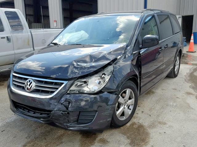 2V4RW3DG4BR669546 - 2011 VOLKSWAGEN ROUTAN SE CHARCOAL photo 2