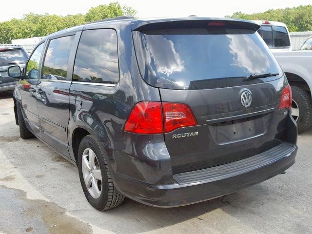 2V4RW3DG4BR669546 - 2011 VOLKSWAGEN ROUTAN SE CHARCOAL photo 3