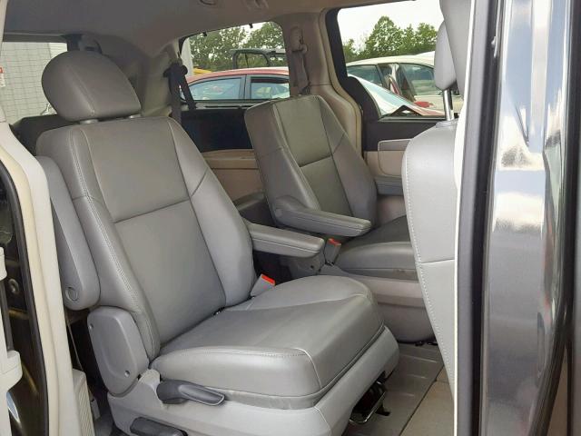 2V4RW3DG4BR669546 - 2011 VOLKSWAGEN ROUTAN SE CHARCOAL photo 6