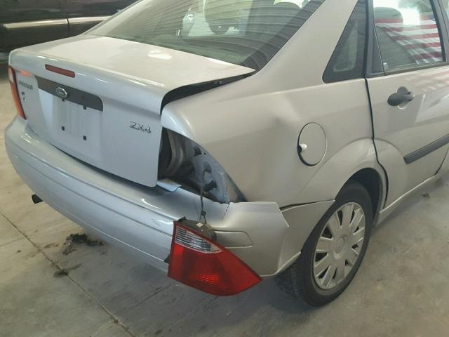 1FAFP34N75W146595 - 2005 FORD FOCUS ZX4 SILVER photo 9