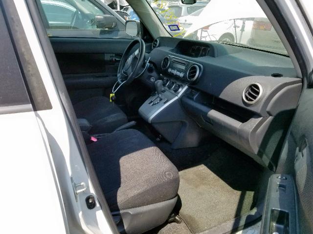JTLKE50E591072701 - 2009 TOYOTA SCION XB WHITE photo 5