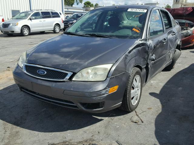 1FAHP34N25W193235 - 2005 FORD FOCUS ZX4 GRAY photo 2