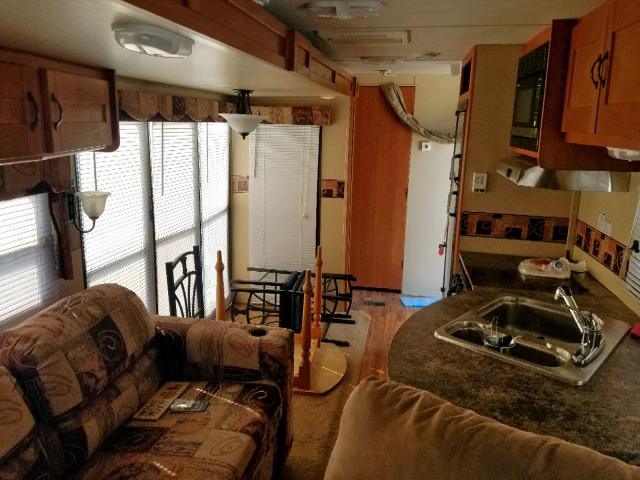 4X4TWBD2XAU003236 - 2010 HERI RV WHITE photo 5