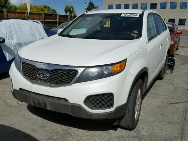 5XYKTDA28DG389235 - 2013 KIA SORENTO LX WHITE photo 2