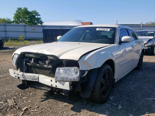 2C3JA53G95H600000 - 2005 CHRYSLER 300 TOURIN WHITE photo 2