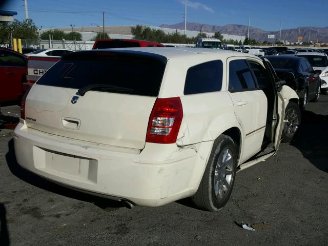 2D4FV47V96H154461 - 2006 DODGE MAGNUM SXT WHITE photo 4