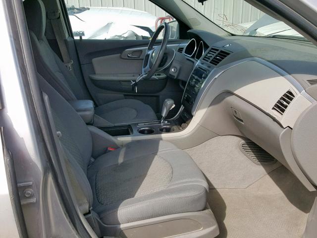 1GNLVFED8AJ208756 - 2010 CHEVROLET TRAVERSE L SILVER photo 5