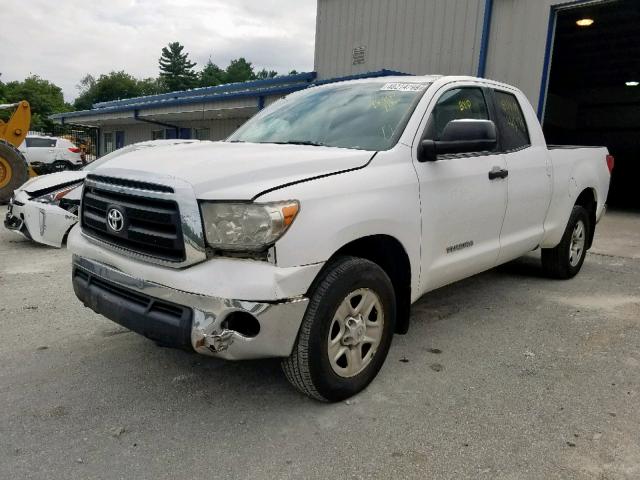 5TFUM5F15BX018944 - 2011 TOYOTA TUNDRA DOU WHITE photo 2