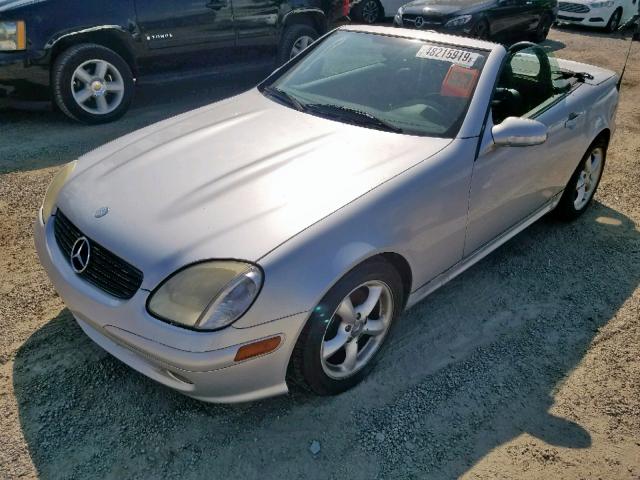 WDBKK65F31F190439 - 2001 MERCEDES-BENZ SLK 320 SILVER photo 2