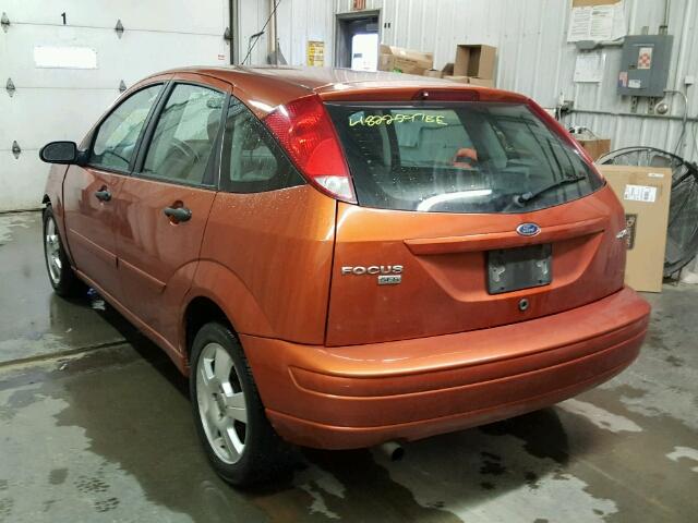 3FAFP37N45R134337 - 2005 FORD FOCUS ZX5 ORANGE photo 3