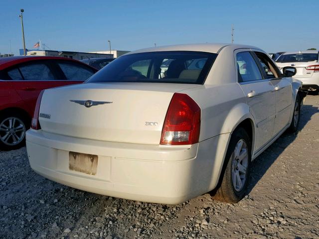 2C3LA43R76H418236 - 2006 CHRYSLER 300 WHITE photo 4