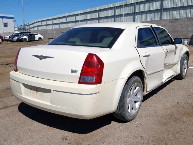 2C3JA53G35H612966 - 2005 CHRYSLER 300 TOURIN WHITE photo 4