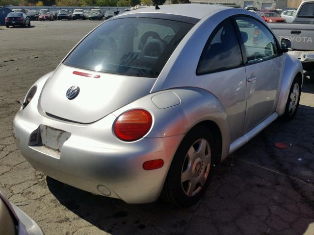 3VWDD21C3YM464092 - 2000 VOLKSWAGEN NEW BEETLE Silber Foto 4
