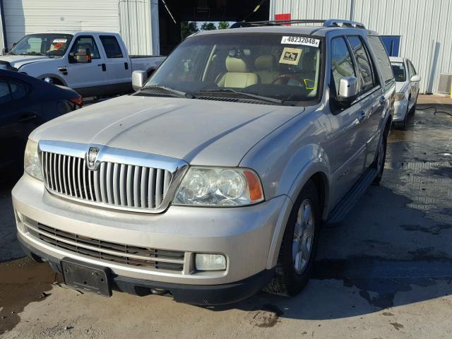 5LMFU28575LJ14649 - 2005 LINCOLN NAVIGATOR Күміс фото 2