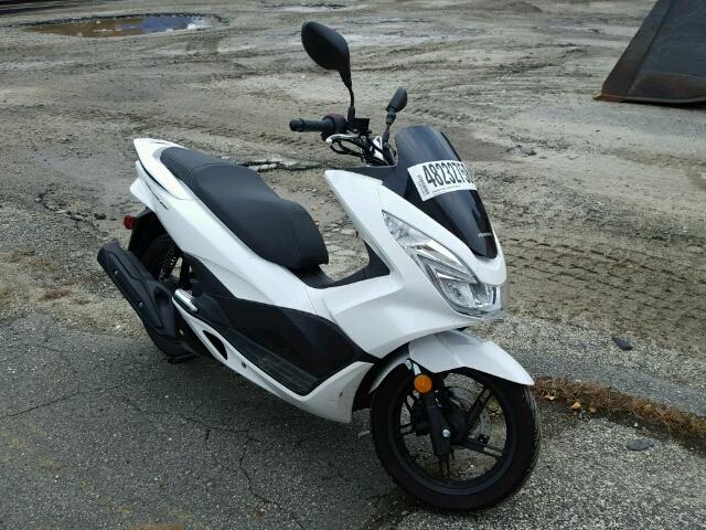 RLHKF1808HY201367 - 2017 HONDA PCX 150 WHITE photo 1