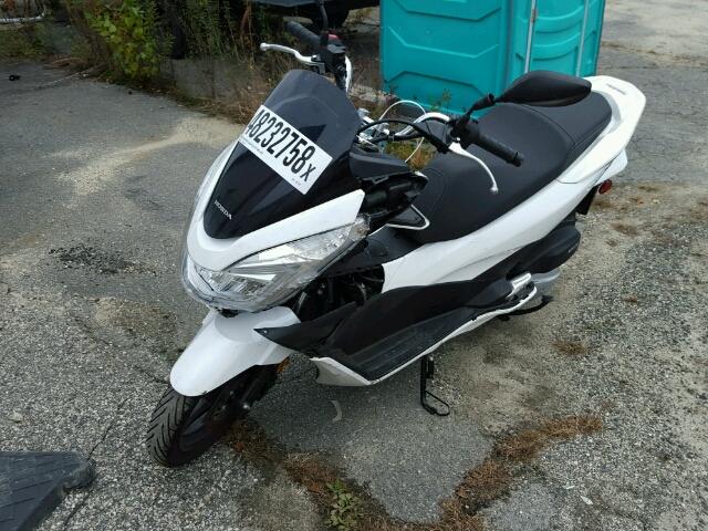 RLHKF1808HY201367 - 2017 HONDA PCX 150 WHITE photo 2