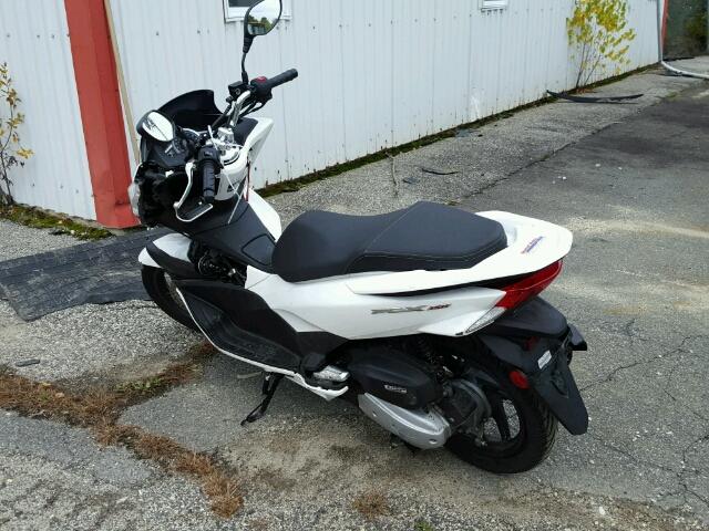 RLHKF1808HY201367 - 2017 HONDA PCX 150 WHITE photo 3