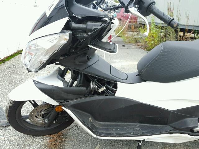 RLHKF1808HY201367 - 2017 HONDA PCX 150 WHITE photo 9