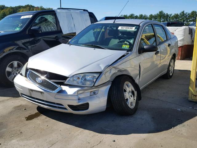 1FAHP34N37W306984 - 2007 FORD FOCUS ZX4 SILVER photo 2