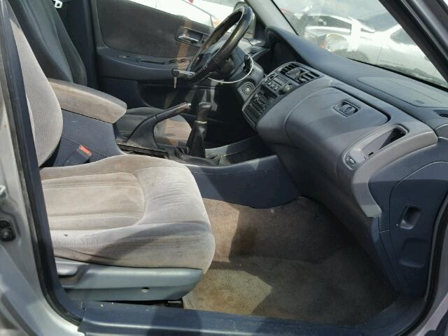 1HGCG5549XA139003 - 1999 HONDA ACCORD LX SILVER photo 5