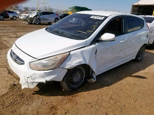 KMHCT5AE6GU256704 - 2016 HYUNDAI ACCENT SE WHITE photo 2