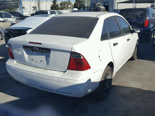 1FAHP34N57W323057 - 2007 FORD FOCUS ZX4 WHITE photo 4