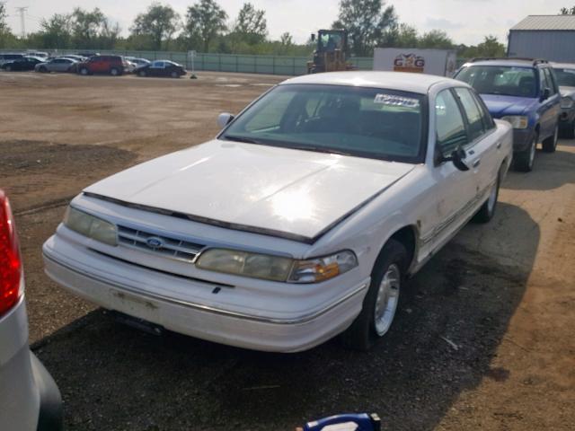 2FALP74W8TX168626 - 1996 FORD CROWN VICT WHITE photo 2