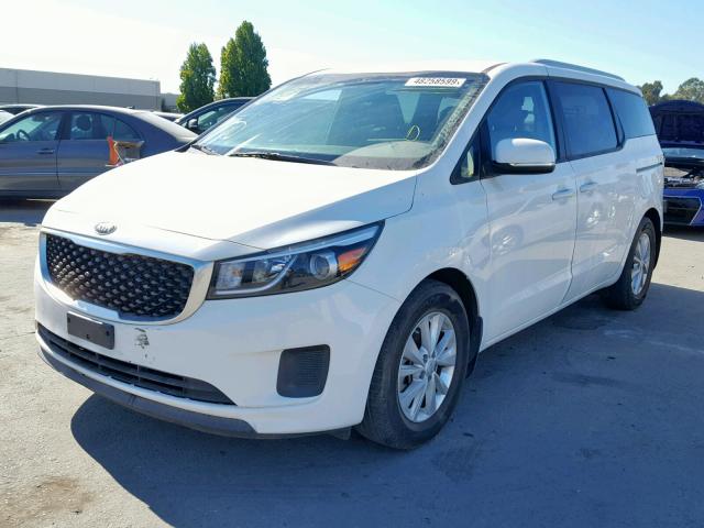 KNDMB5C10G6195229 - 2016 KIA SEDONA LX WHITE photo 2