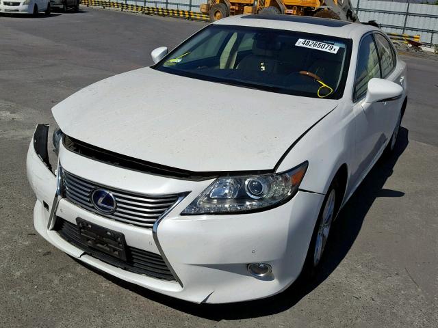 JTHBW1GG2D2035423 - 2013 LEXUS ES 300H WHITE photo 2