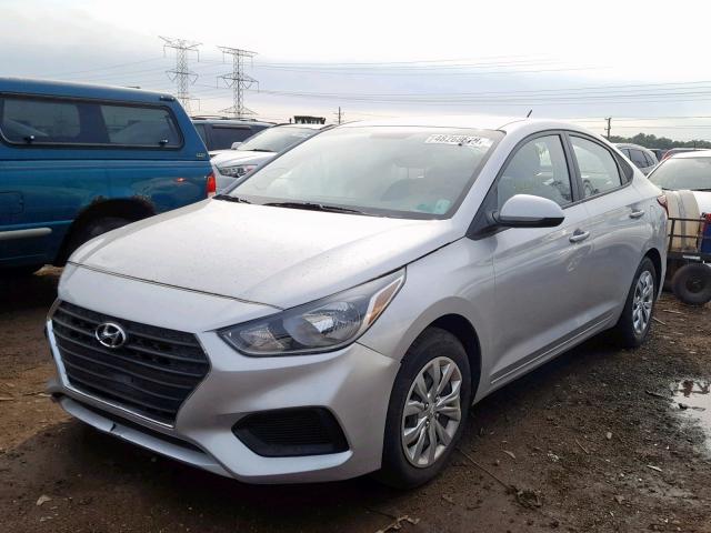 3KPC24A37JE012162 - 2018 HYUNDAI ACCENT SE SILVER photo 2