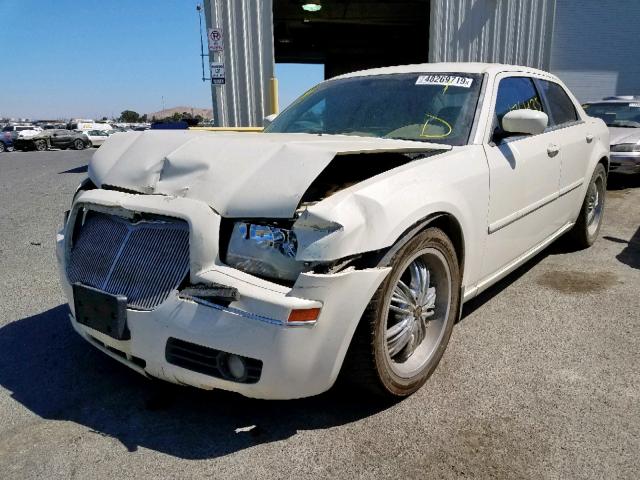 2C3JA53G35H154412 - 2005 CHRYSLER 300 TOURIN WHITE photo 2