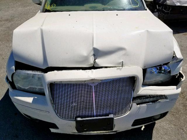 2C3JA53G35H154412 - 2005 CHRYSLER 300 TOURIN WHITE photo 7