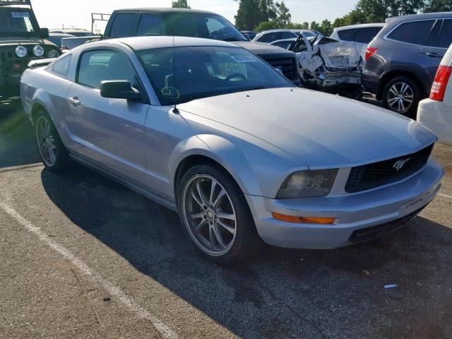 1ZVFT80N655117827 - 2005 FORD MUSTANG SILVER photo 1