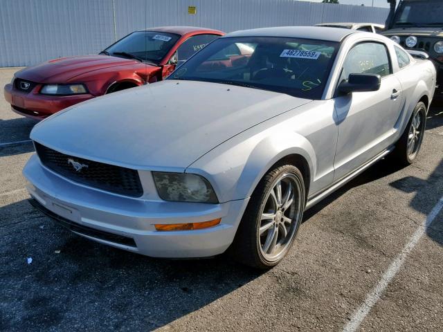 1ZVFT80N655117827 - 2005 FORD MUSTANG SILVER photo 2