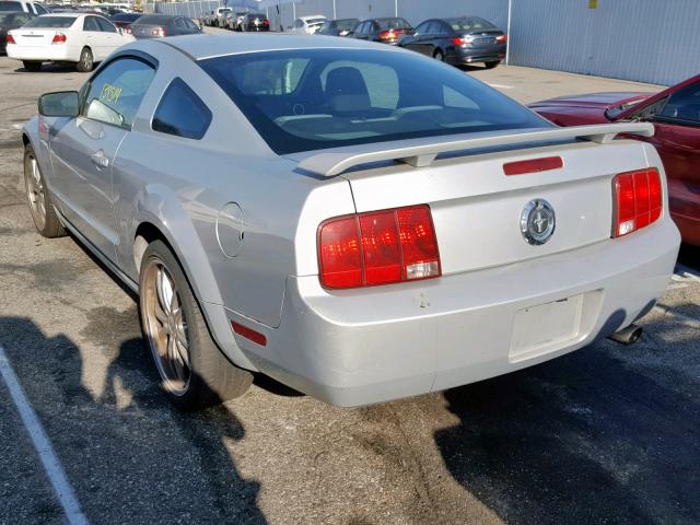 1ZVFT80N655117827 - 2005 FORD MUSTANG SILVER photo 3