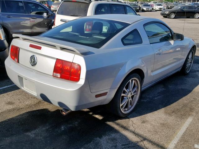 1ZVFT80N655117827 - 2005 FORD MUSTANG SILVER photo 4