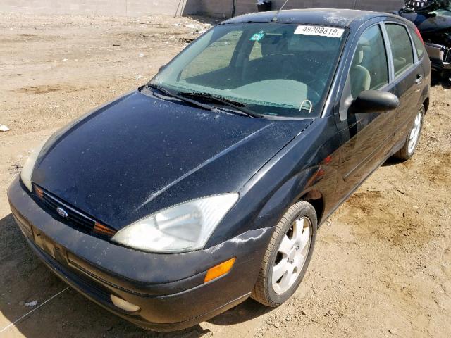 3FAFP37382R110004 - 2002 FORD FOCUS ZX5 BLACK photo 2