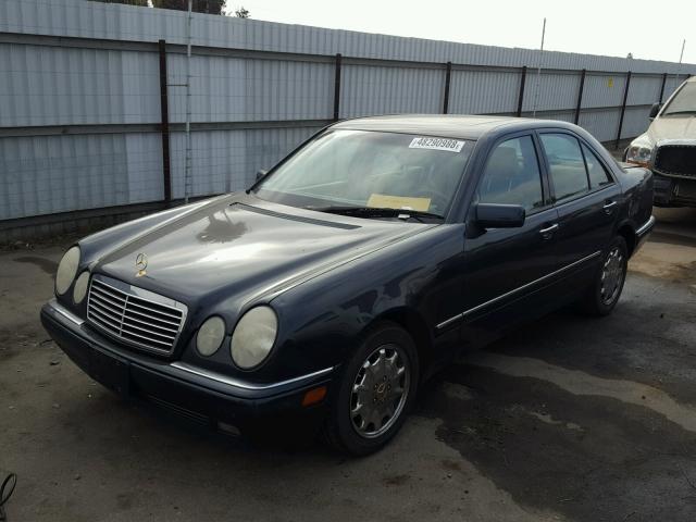 WDBJF65F1WA622384 - 1998 MERCEDES-BENZ E 320 BLUE photo 2