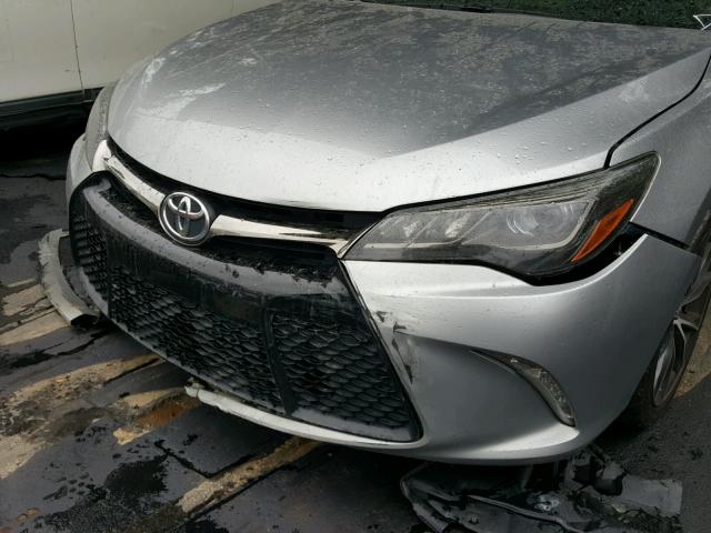 4T1BK1FK0FU028153 - 2015 TOYOTA CAMRY XSE SILVER photo 9